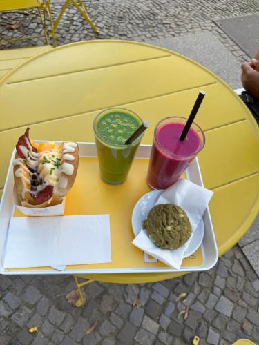 un vassoio con un hot dog e una bevanda su un tavolo di Hotel Super V mountain homestay a Shimla