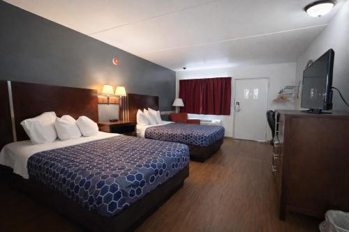 Postel nebo postele na pokoji v ubytování King's Inn Motel