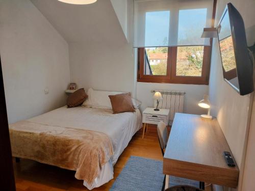 Giường trong phòng chung tại La Casuca del Pas - dúplex con terrazas y vistas