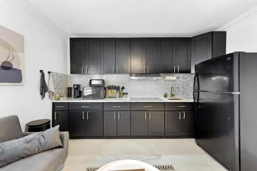 Η κουζίνα ή μικρή κουζίνα στο Cozy Keys 1BR • Walk to Beach • Dining