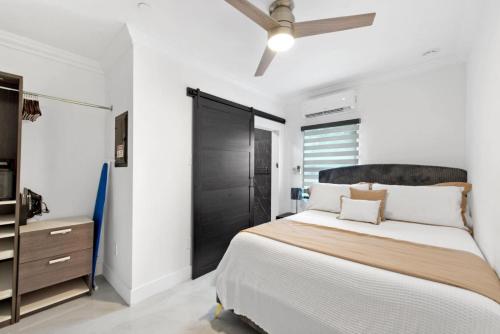 Ένα ή περισσότερα κρεβάτια σε δωμάτιο στο Cozy Keys 1BR • Walk to Beach • Dining