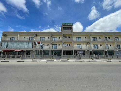 Tòa nhà nơi khách sạn tọa lạc