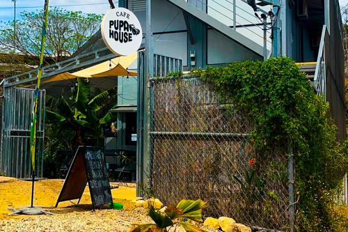 Un edificio con un cartel que dice una casa particular. en Pupa House Hotel, en Tamarindo