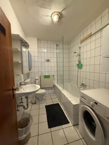 un bagno con lavatrice di RuhrPott Rooms & Flats a Gelsenkirchen