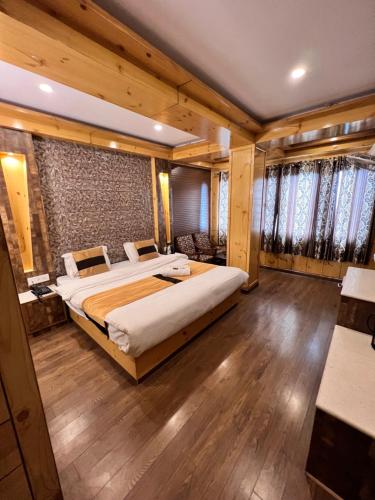 una camera con due letti e pavimenti e finestre in legno di Hotel Super V mountain homestay a Shimla