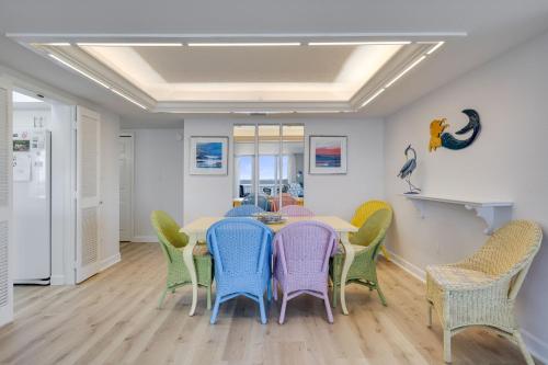 una sala da pranzo con tavolo e sedie di Lighthouse Point 228- Stunning Beachside Residence a Sanibel