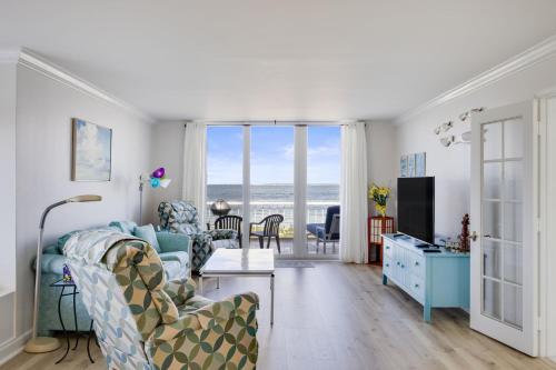 un soggiorno con un divano e un tavolo di Lighthouse Point 228- Stunning Beachside Residence a Sanibel