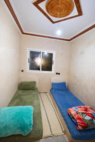 twee bedden in een kamer met twee ramen bij Adrar N Darn Guesthouse in Taroudant