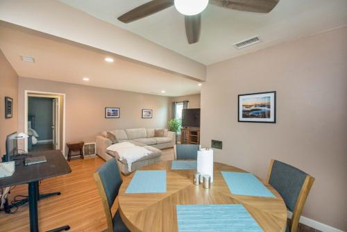 een woonkamer met een tafel en een bank bij Welcome to your home at the Orange Circle in Orange