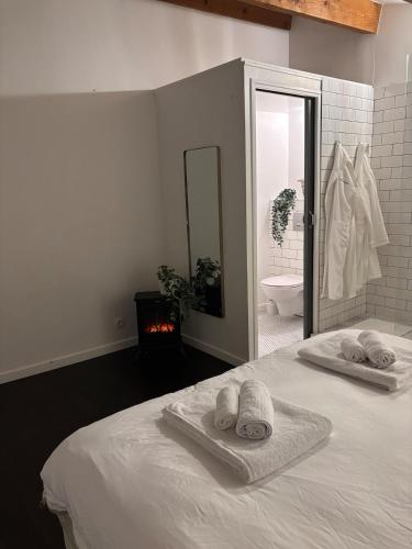 Postel nebo postele na pokoji v ubytování La Tour des Murmures