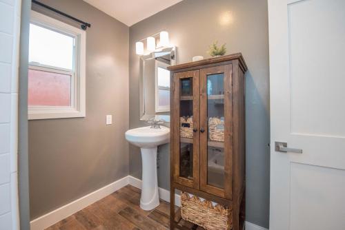 een badkamer met een wastafel en een spiegel bij Welcome to your home at the Orange Circle in Orange