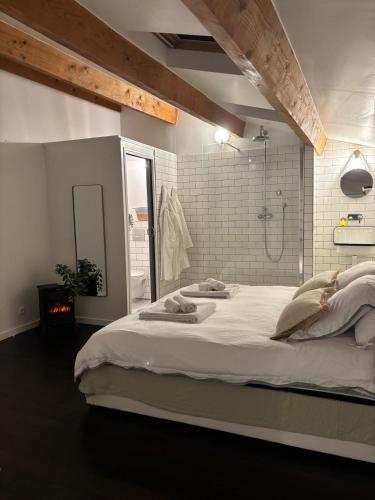 Postel nebo postele na pokoji v ubytování La Tour des Murmures