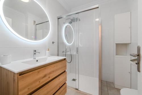 een badkamer met een wastafel en een douche bij Yucca Park duplex in Adeje