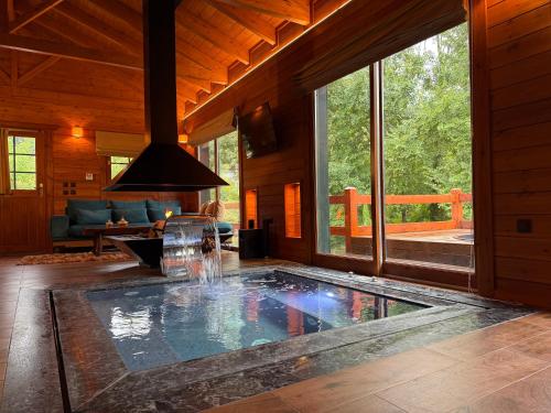 una casa con una piscina al centro di un soggiorno di Cave Chalet - Chalet for Two a Eptalofos