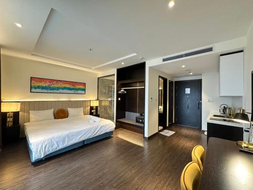 En eller flere senge i et værelse på Sapphire Hạ Long Aurora Apartment