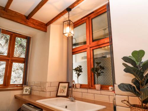 een badkamer met een wastafel en een groot raam bij Baywatch St David's View in Lynton