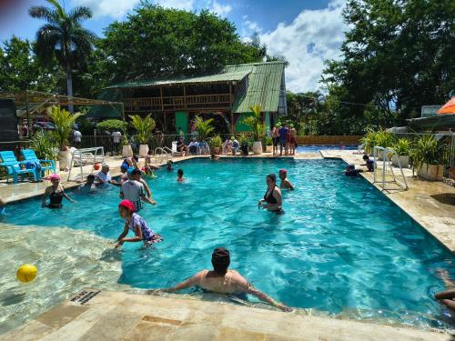 La SerenaにあるHOTEL Casa del Árbol ECOPARQUE CHINAUTAの遊泳集団