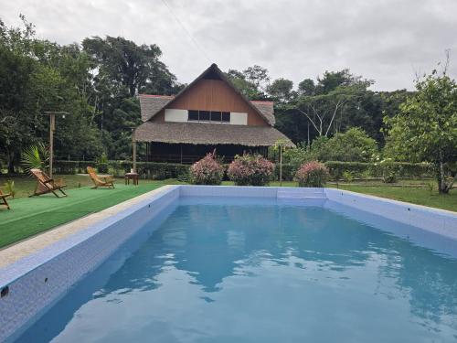 een zwembad voor een huis bij Hacienda Tambopata Lodge in Tambopata