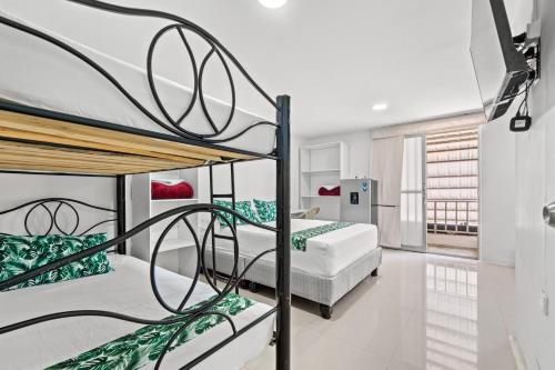 a bedroom with two bunk beds in it at Casa Hotel Ecosuite in Cali