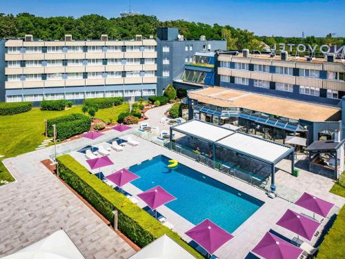 an overhead view of a hotel with a swimming pool at Novotel Orléans Saint Jean de Braye in Saint-Jean-de-Braye