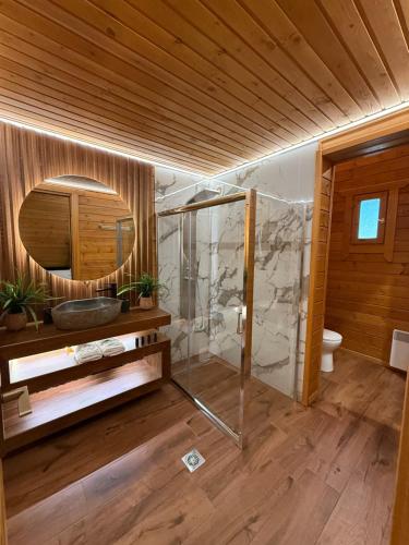Φωτογραφία από το άλμπουμ του Cave Chalet - Waterfall Chalet στον Επτάλοφο