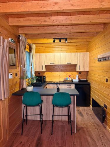 Η κουζίνα ή μικρή κουζίνα στο Cave Chalet - Waterfall Chalet