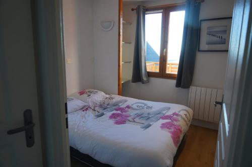 Postel nebo postele na pokoji v ubytování Apt les luges pour 4 à 6 pers vue vallée wifi