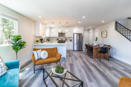 ein Wohnzimmer mit Sofa und Tisch in der Unterkunft Escape in Modern 4BR Home Sleeps 10 with Parking in Hollywood Burbank Airport