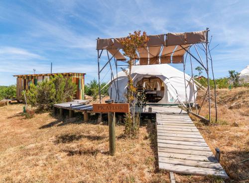 El RosarioPicaflor的田野中央的蒙古包，上面挂着一块牌子。