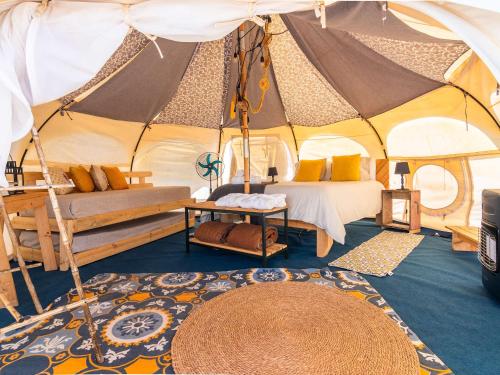 El RosarioPicaflor的带帐篷的房间,配有一张床和地毯