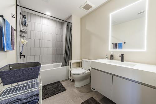 un bagno con un water, un lavandino e una vasca di Luxury 1BD Condo in LA with Rooftop City Views, Gym & Free Parking a Los Angeles