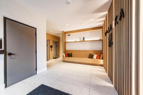 un corridoio con un letto sullo sfondo di Luxury 1BD Condo in LA with Rooftop City Views, Gym & Free Parking a Los Angeles