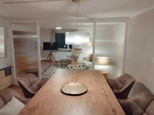 TV a/nebo společenská místnost v ubytování Ferienhaus Tauber Lodge für Familie & Freunde