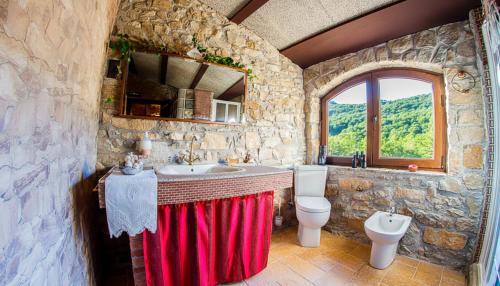 Koupelna v ubytování Fortaleza Medieval La Manyosa