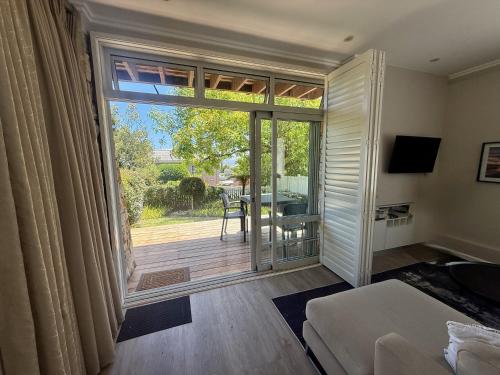 TV a/nebo společenská místnost v ubytování Fern Haven