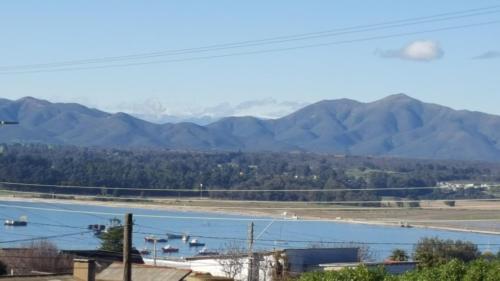 Blick auf einen Wasserkörper mit Bergen im Hintergrund in der Unterkunft Habitaciones en Casa de la Playa! in Quintero