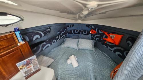 a small room with a bed in the back of a trailer at Lisboa Expo Barco Lancha H33 in Lisbon