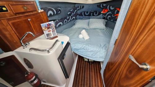 a small room with a sink and a bed at Lisboa Expo Barco Lancha H33 in Lisbon