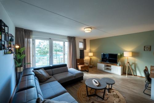 Et opholdsområde på Beach Apartment By The Sea