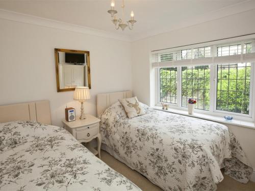 ein Schlafzimmer mit zwei Betten und einem Fenster in der Unterkunft 2 Bed in Richmond oc-g0116 in Hutton Magna