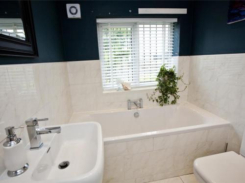 ein Badezimmer mit Badewanne, Waschbecken und Toilette in der Unterkunft 2 Bed in Richmond oc-g0116 in Hutton Magna