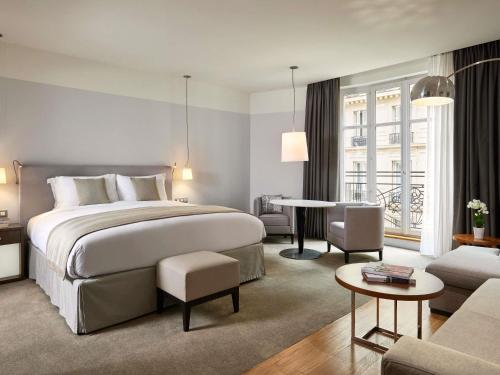 Ένα ή περισσότερα κρεβάτια σε δωμάτιο στο Sofitel Paris Arc De Triomphe