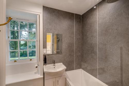 ein Badezimmer mit Waschbecken und Badewanne und Waschbecken in der Unterkunft 2 Bed in Melkridge oc-b32221 in Haltwhistle