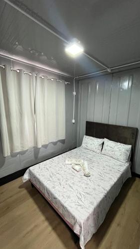 En eller flere senge i et værelse på Casa container