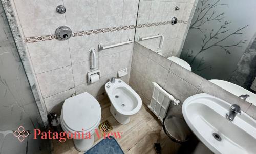 ein Badezimmer mit weißer Toilette und Waschbecken in der Unterkunft Patagonia View in San Carlos de Bariloche