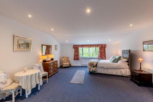 een slaapkamer met een bed, een tafel en stoelen bij 1 Bed in Catton oc-b31984 in Catton