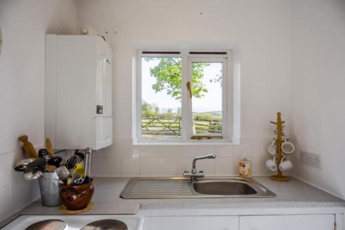 een keuken met een spoelbak en een raam bij 1 Bed in Catton oc-b31984 in Catton
