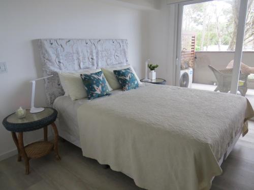 コスタ・デル・エステにあるDepartamento de mar- UF5-La Reserva Almarenaの青い枕が付いた大きなベッドのある寝室