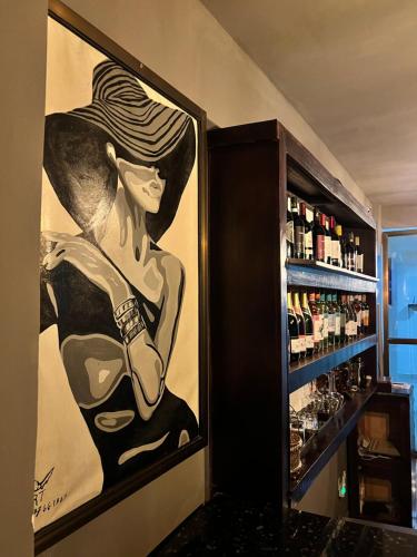 Ο χώρος του lounge ή του μπαρ στο Tris Estates Hotel & Suites