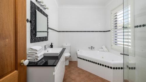 Koupelna v ubytování The Entertainers Estate with Pool and Tiny Home